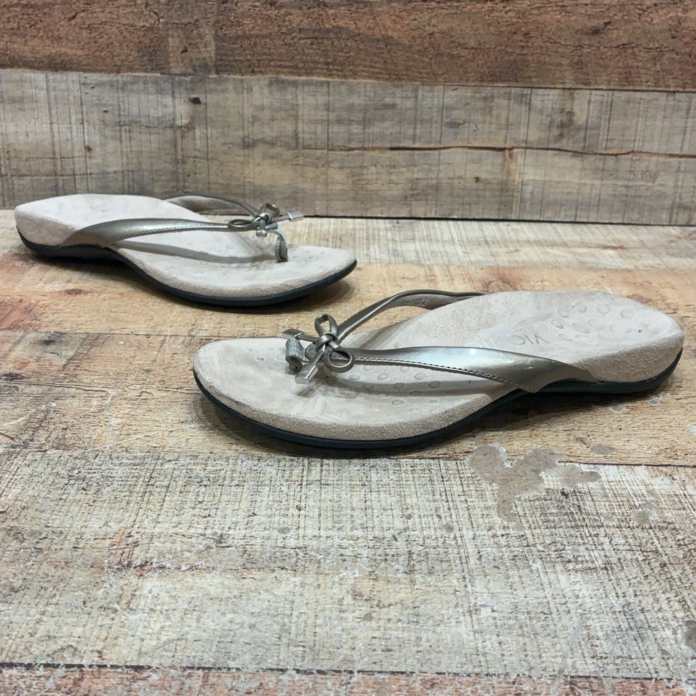 Vionic Bella II Sandals Womens Size 8 39 Gold Bow Thong Wedge Comfort Shoes